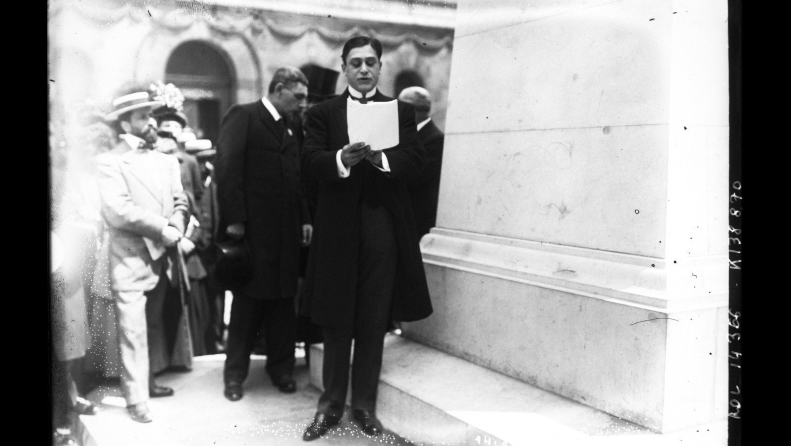 Mr. Alexandre de la Comédie française lisant une poésie devant la statue de Corneille, Agence Rol, 1911, BnF.